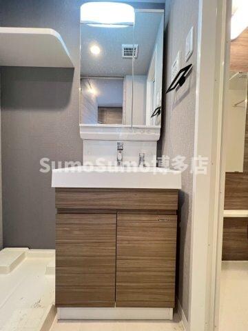 物件内観写真10　(広い洗面スペース)