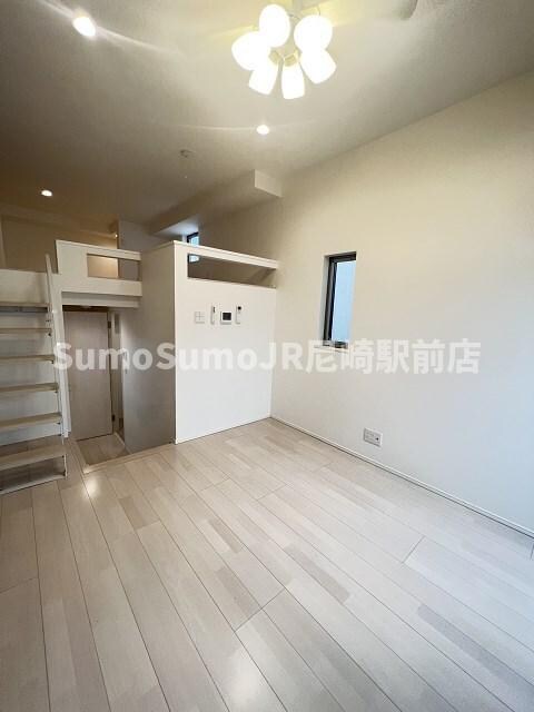 物件内観写真5　(ゆったりとしたリビングです)