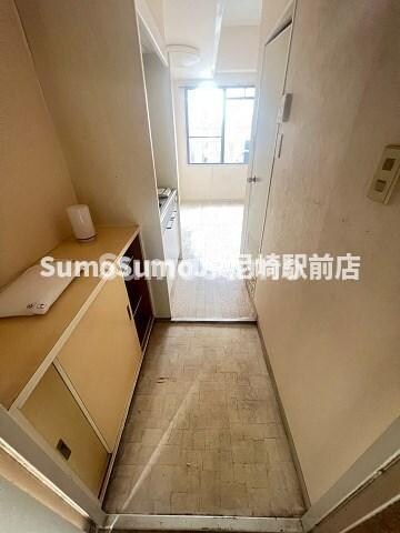 物件内観写真3　(ゆったりとした玄関です)