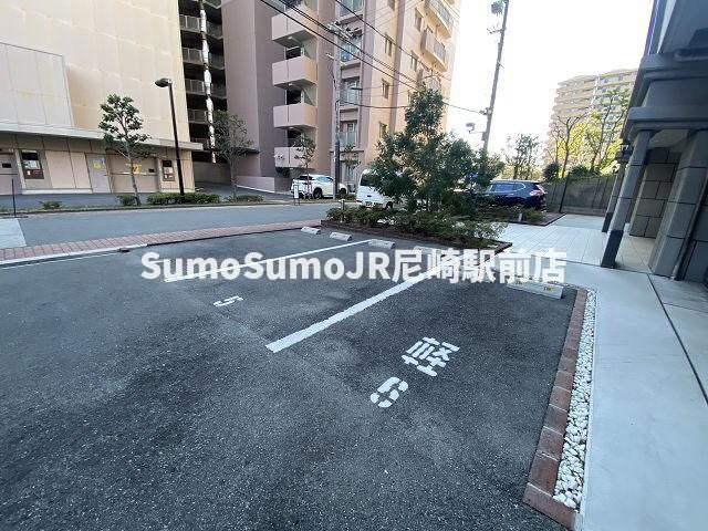 物件外観写真2　(駐車場があるので、車を買う予定の方も安心です)