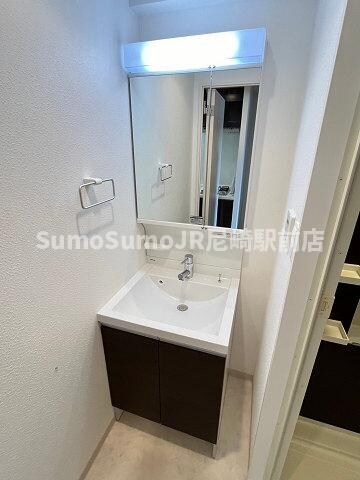 物件内観写真11　(朝の身支度には欠かせない独立洗面化粧台)