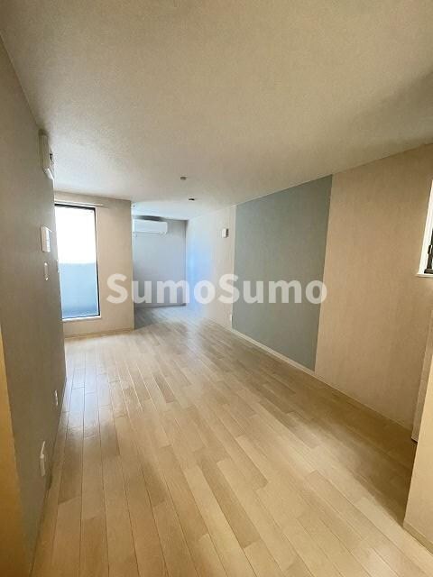 物件内観写真3　(ゆったりとした居間です)