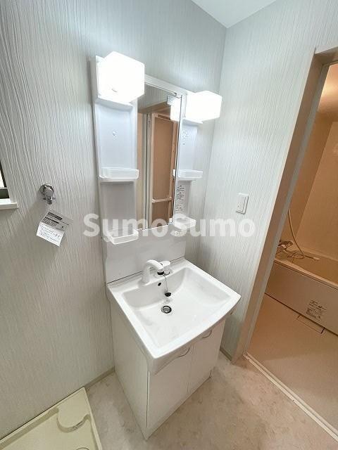 物件内観写真8　(独立洗面台、朝の身支度には欠かせません)