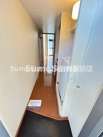 物件内観写真4　(明るい玄関です)