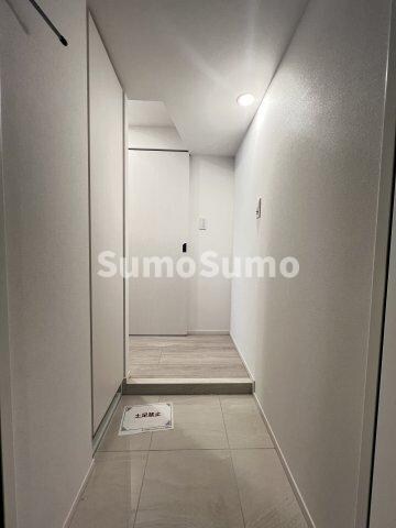 物件内観写真4　(ゆったりとした玄関です)