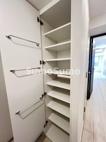 物件内観写真5　(収納豊富です)