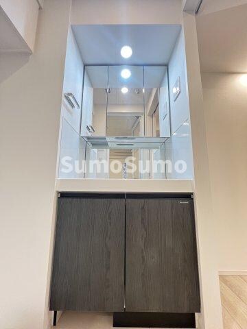 物件内観写真7　(独立洗面化粧台が付いています)