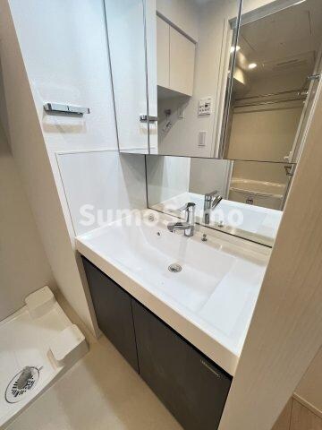 物件内観写真8　(朝の支度にも助かる、独立の洗髪洗面化粧台)