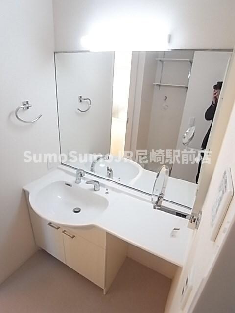 物件内観写真9　(朝の支度にも助かる、独立の洗髪洗面化粧台)