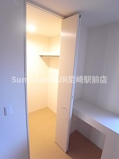 物件内観写真11　(ちょっとした収納スペースも充実しています)