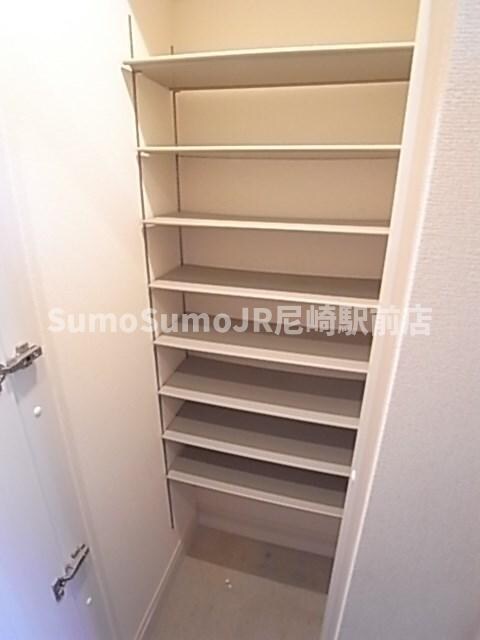 物件内観写真13　(便利な収納スペースです)