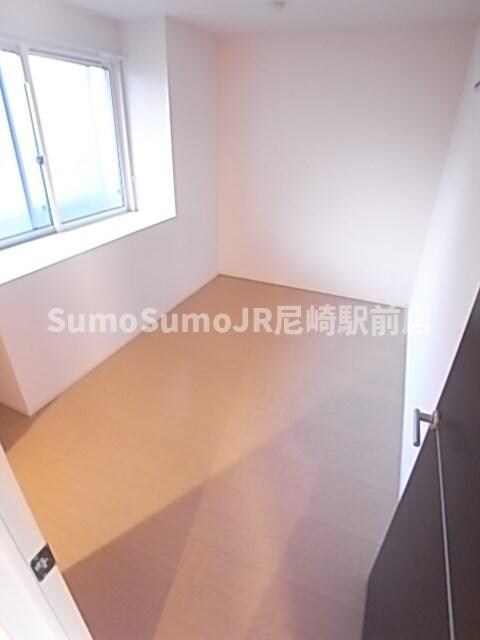 物件内観写真18　(開放的な寝室です)