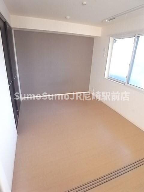 物件内観写真23　(ゆったりとした居間です)