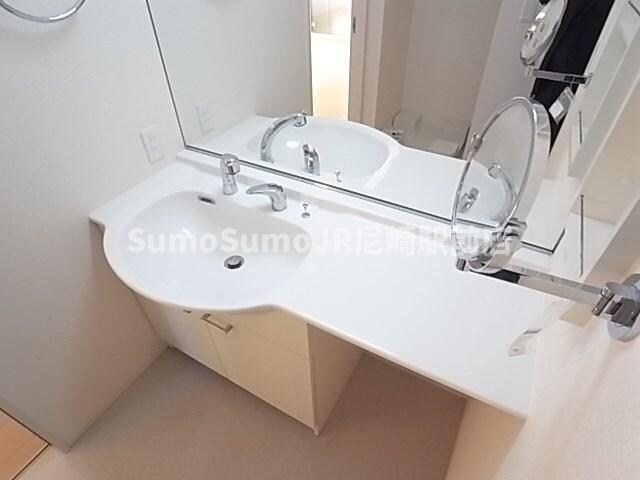 物件内観写真25　(独立洗面台で身支度をすべて済ませてしまいましょう)