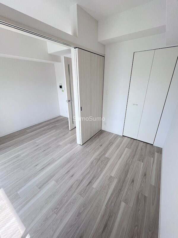 物件内観写真7　(落ち着いた色調の寝室です)