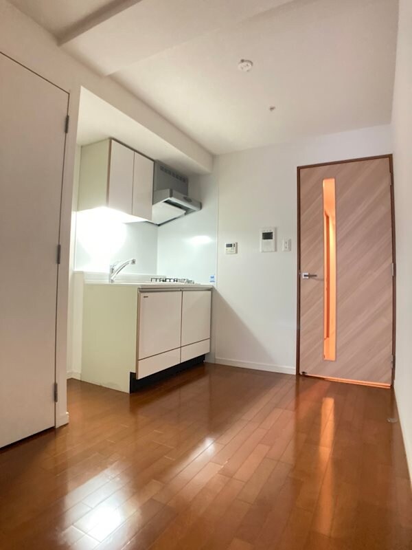 物件内観写真6　(こちらの居間で趣味の時間をお楽しみください)