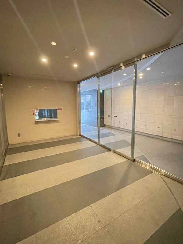 物件外観写真3　(ゆとりのあるロビーです)