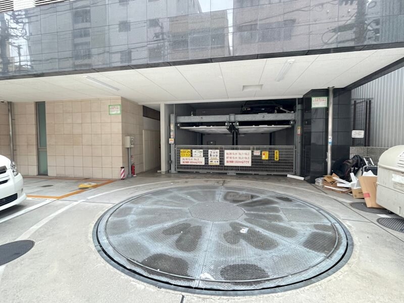 物件外観写真4　(車をお持ちの方に嬉しい駐車場付きの物件です)