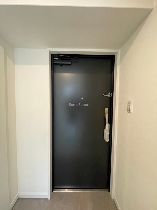 物件内観写真4　(明るい玄関です)