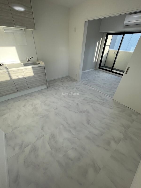 物件内観写真5　(おしゃれな居間です)