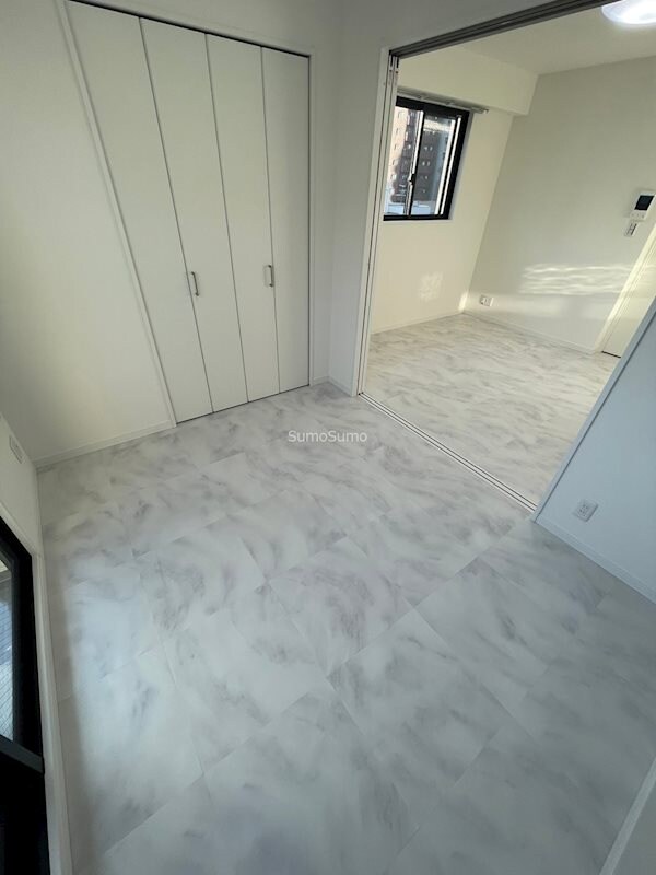 物件内観写真7　(落ち着いた色調の寝室です)