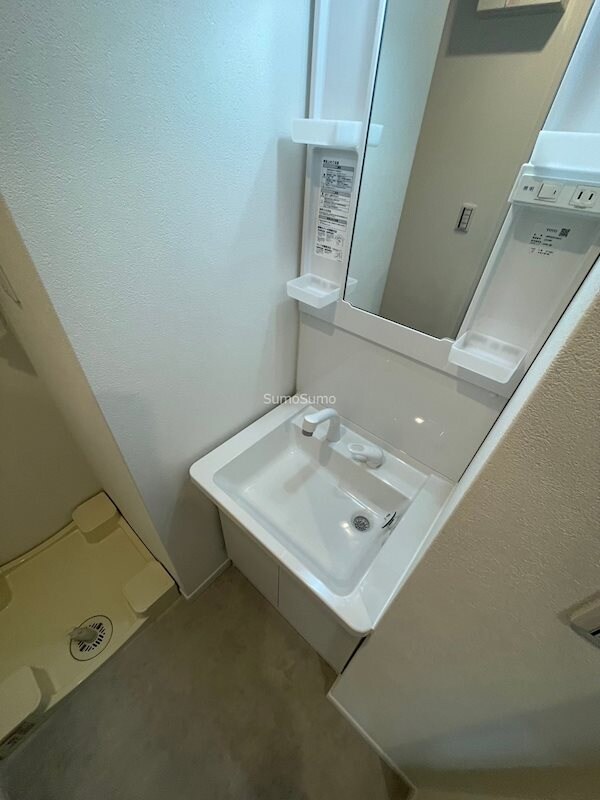 物件内観写真11　(広い洗面スペース)