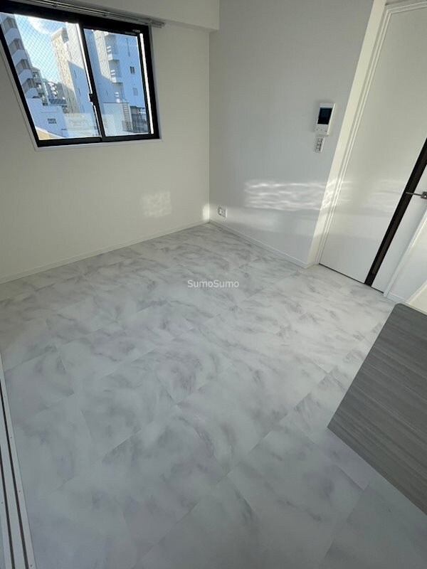 物件内観写真16　(ゆったりとした居間です)