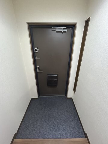 物件内観写真2　(明るい玄関です)