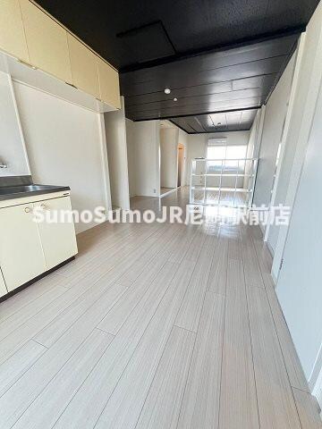 物件内観写真4　(おしゃれな居間です)