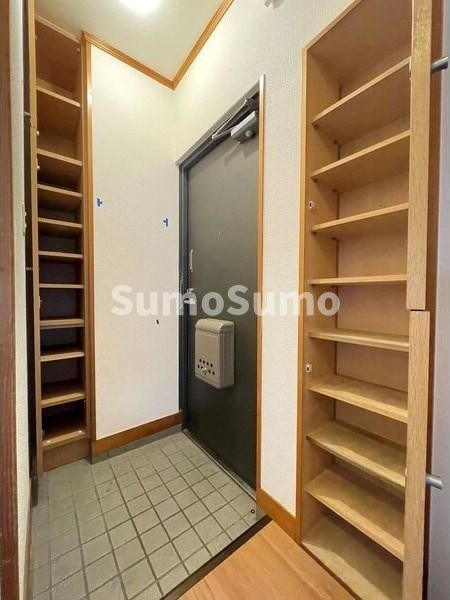 物件内観写真3　(収納もある玄関です)