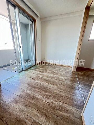 物件内観写真6　(広くて明るい寝室)