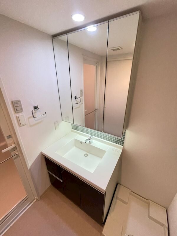 物件内観写真12　(明るい洗面所です)