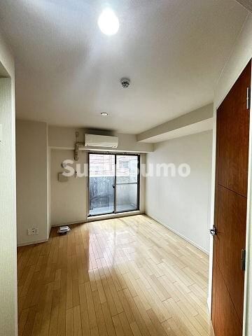 物件内観写真6　(こちらのリビングで趣味の時間をお楽しみください)