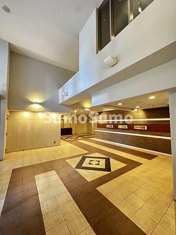 物件外観写真3　(ゆとりのあるロビーです)