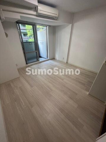 物件内観写真7　(広くて明るい寝室)