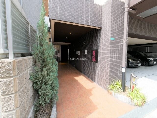 物件外観写真2　(ゆとりのあるエントランスです)