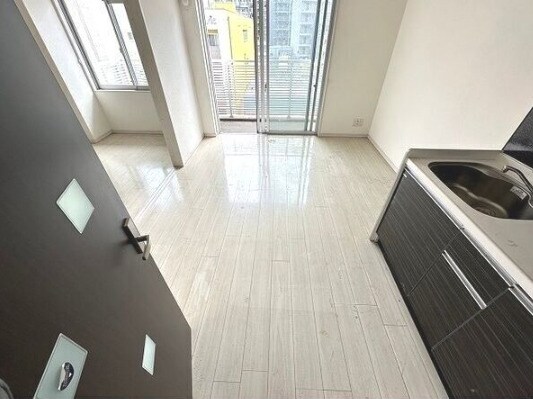 物件内観写真5　(ゆったりとした居間です)