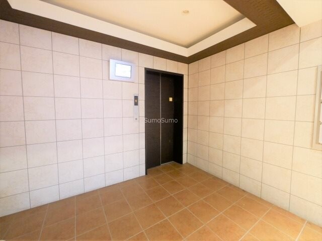 物件外観写真3　(清潔なロビーです)