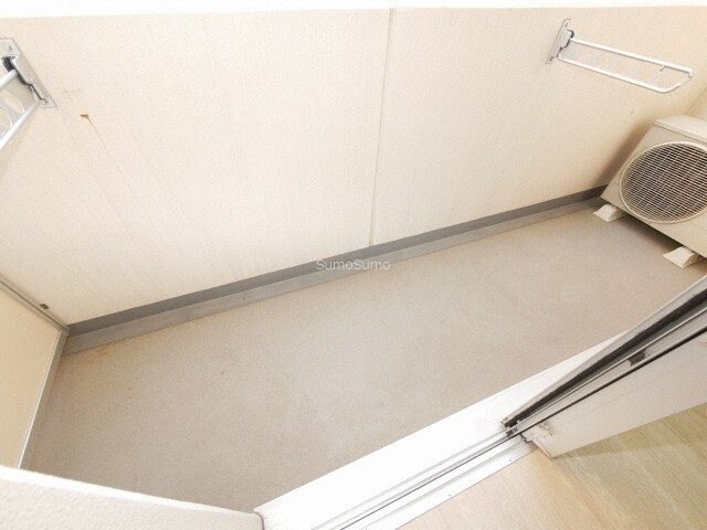 物件内観写真9　(開放的で明るい空間を演出してくれるバルコニーです)