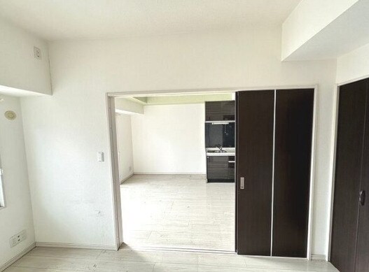 物件内観写真16　(こちらのリビングで趣味の時間をお楽しみください)