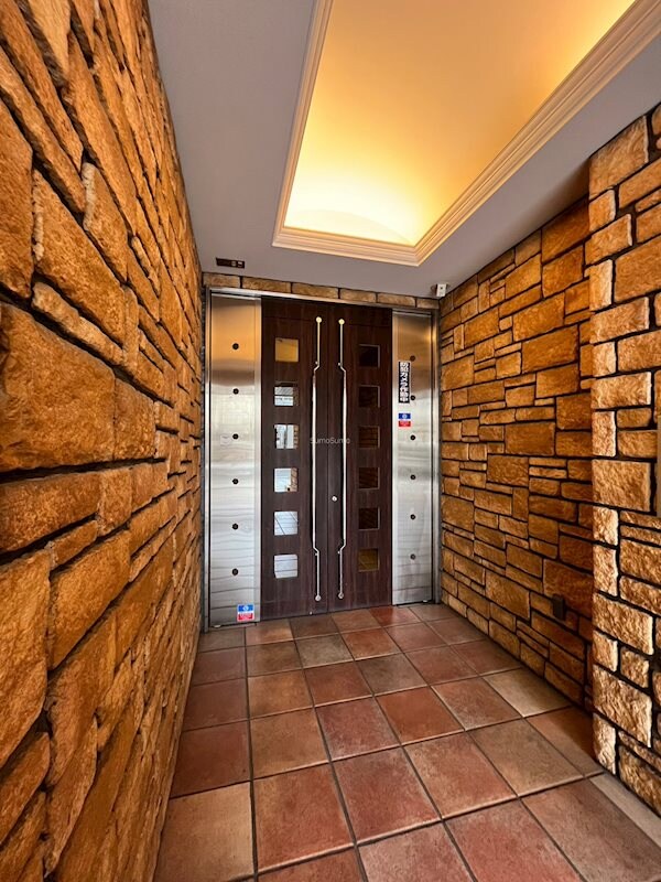 物件外観写真2　(清潔なエントランスです)