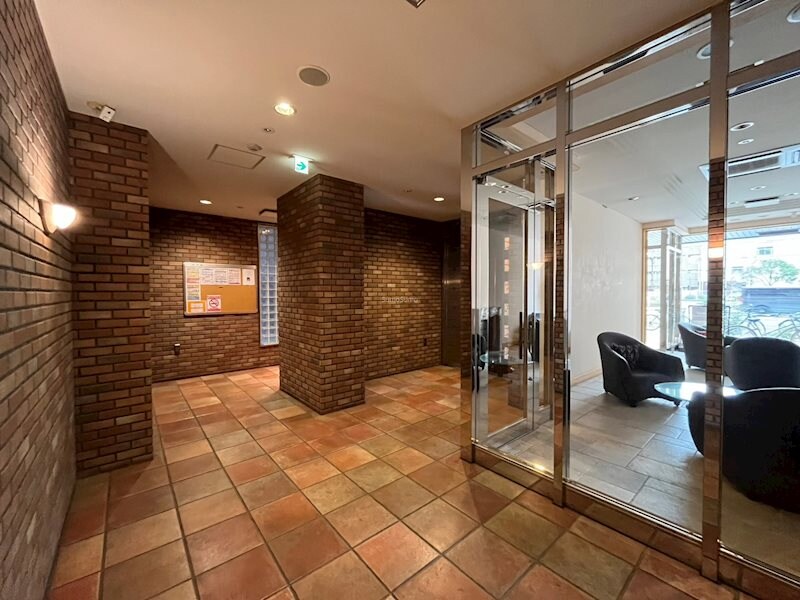 物件外観写真3　(ゆとりのあるロビーです)