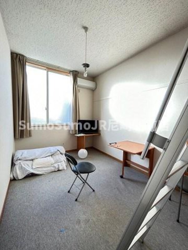 居室(こちらの居間で趣味の時間をお楽しみください)