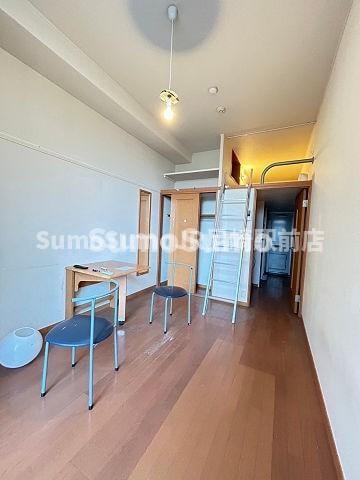 物件内観写真4　(こちらのリビングで趣味の時間をお楽しみください)