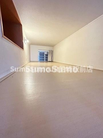 物件内観写真6　(落ち着いた色調の寝室です)