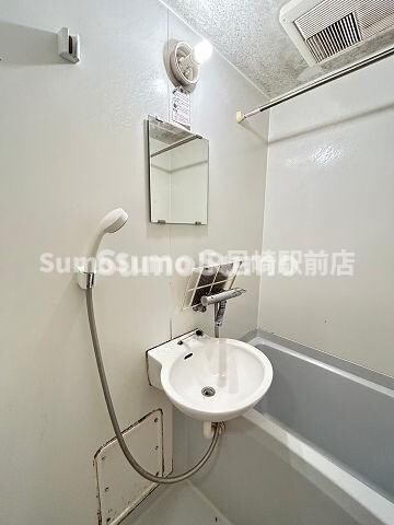 物件内観写真9　(コンパクトで使いやすい洗面所)