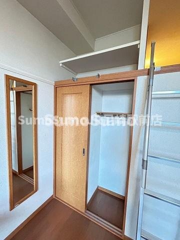 物件内観写真13　(小物を収納するのに便利です)