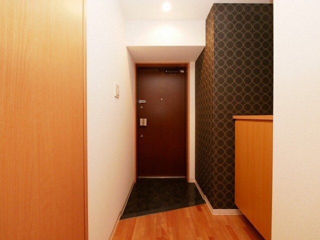 物件内観写真5　(明るい玄関です)