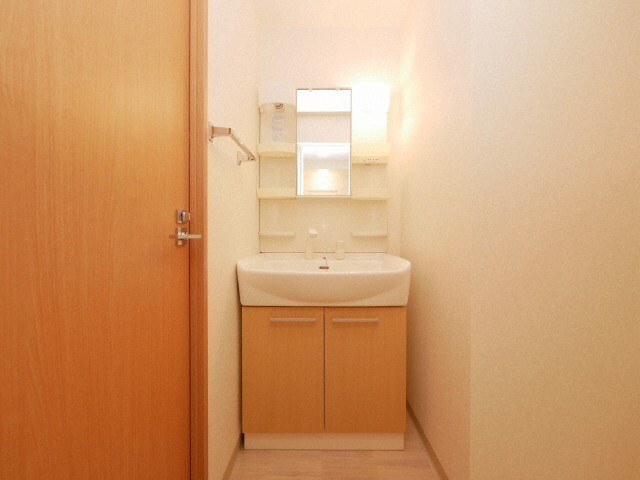 物件内観写真11　(ゆったりとスペースのある洗面所)