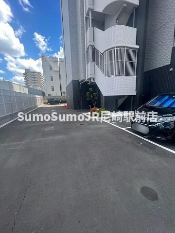 物件外観写真2　(駐車場に車を止められます)